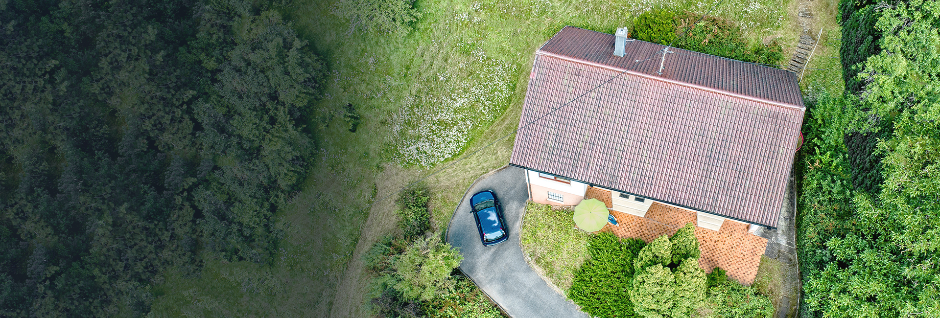 Vue aérienne d'une maison et d'une voiture